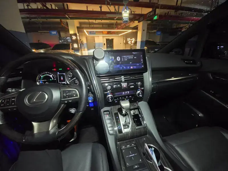 2023 Lexus LM с пробегом 50 000 км