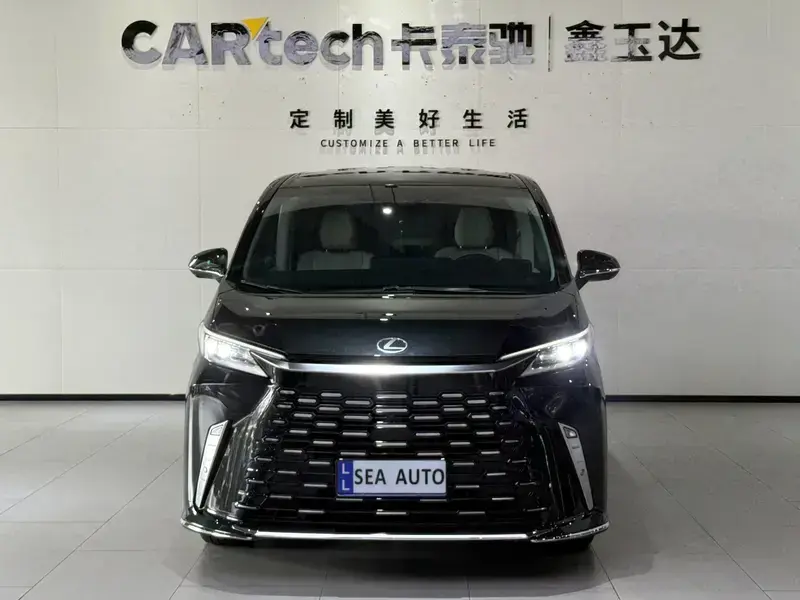 2023 Lexus LM с пробегом 18 000 км