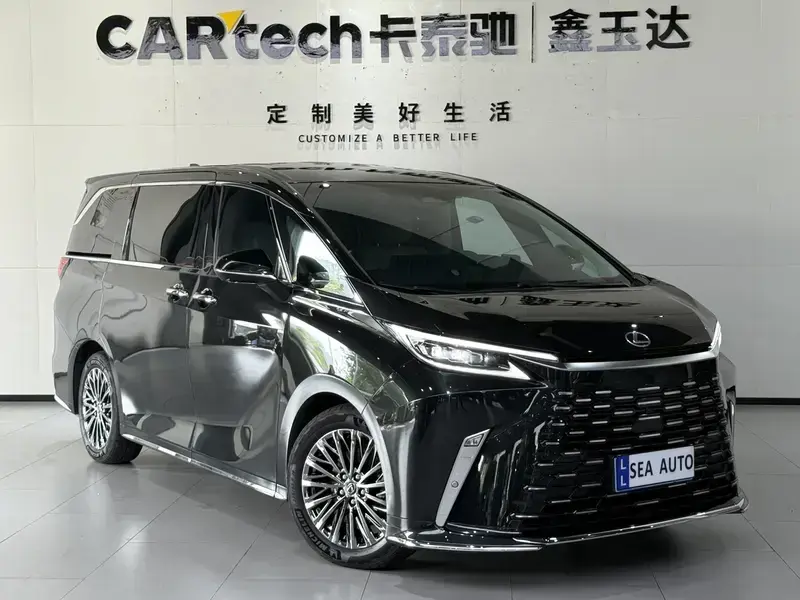 2023 Lexus LM с пробегом 18 000 км