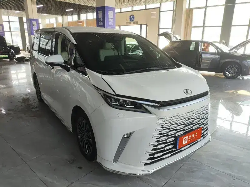 2023 Lexus LM с пробегом 42 000 км
