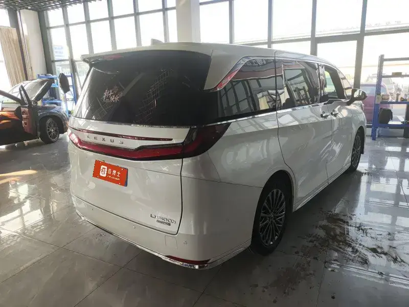 2023 Lexus LM с пробегом 42 000 км