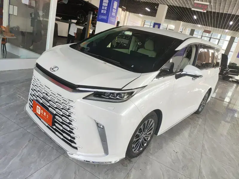 2023 Lexus LM с пробегом 42 000 км
