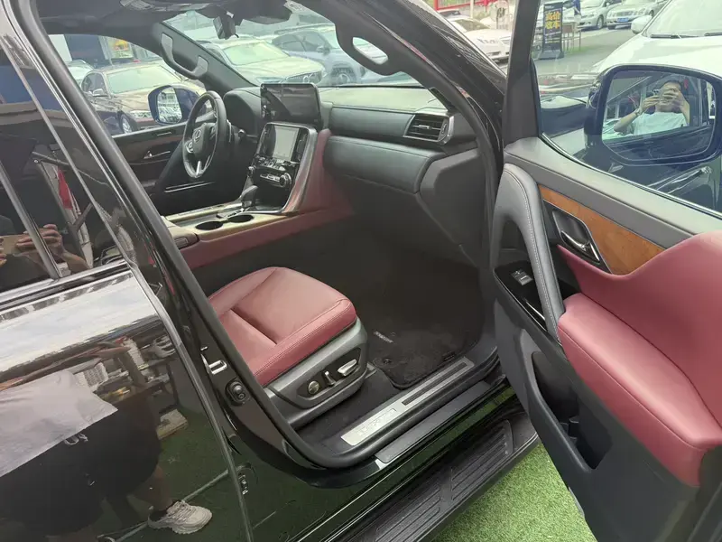 2025 Lexus LX с пробегом 14 000 км