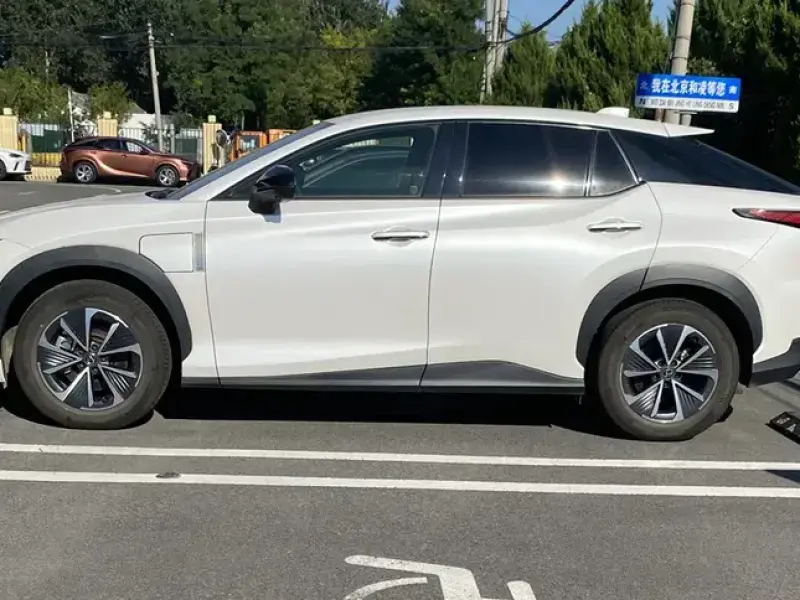 2023 Lexus RZ с пробегом 23 000 км