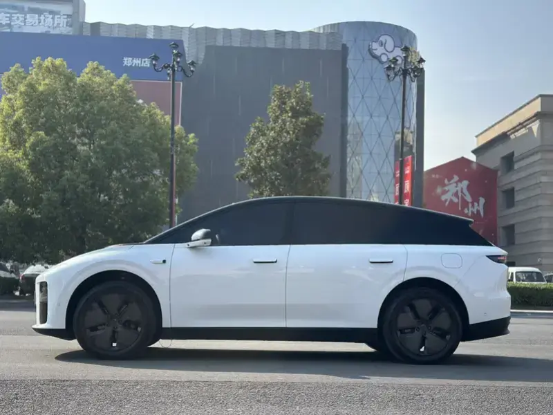 2025 Li Auto (Lixiang) i6 с пробегом 21 000 км
