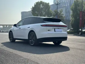 2025 Li Auto (Lixiang) i6 с пробегом 21 000 км