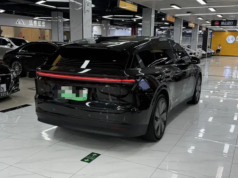 2025 Li Auto (Lixiang) i6 с пробегом 10 000 км