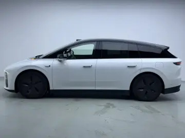 2025 Li Auto (Lixiang) i6 с пробегом 24 000 км