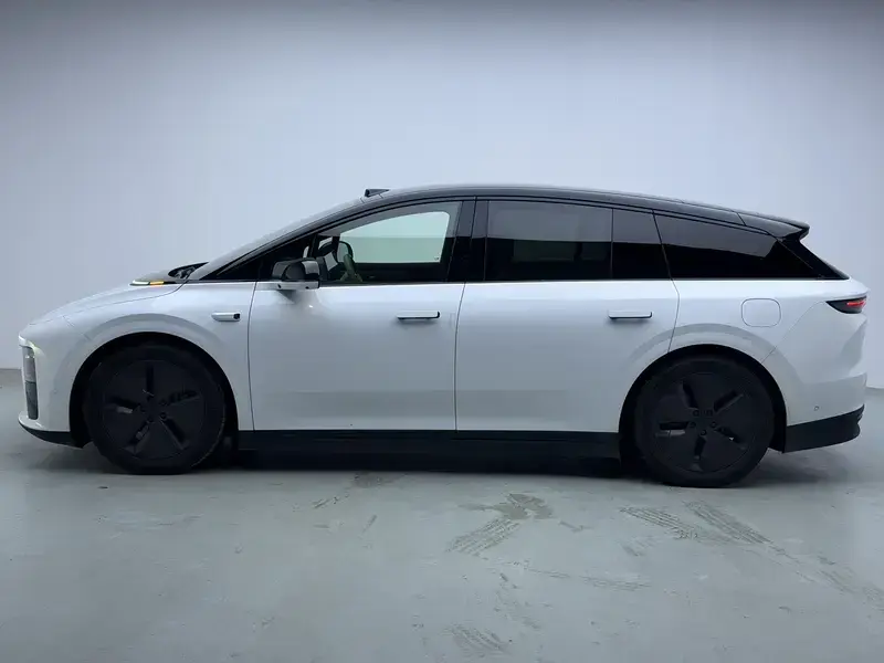 2025 Li Auto (Lixiang) i6 с пробегом 24 000 км