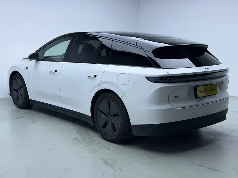 2025 Li Auto (Lixiang) i6 с пробегом 24 000 км