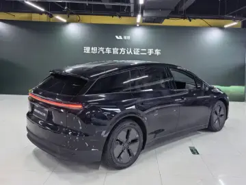 2025 Li Auto (Lixiang) i6 с пробегом 300 км