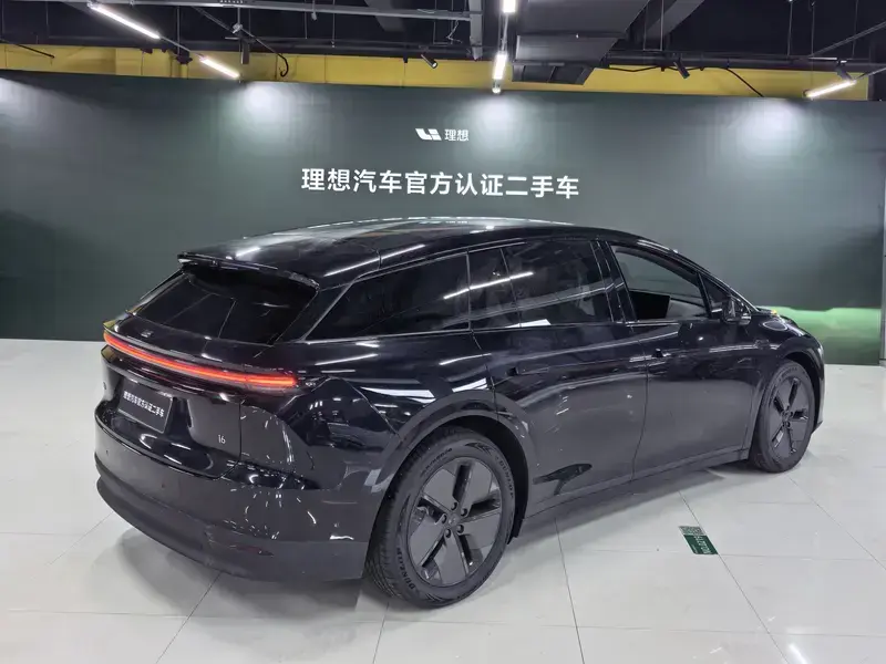 2025 Li Auto (Lixiang) i6 с пробегом 300 км