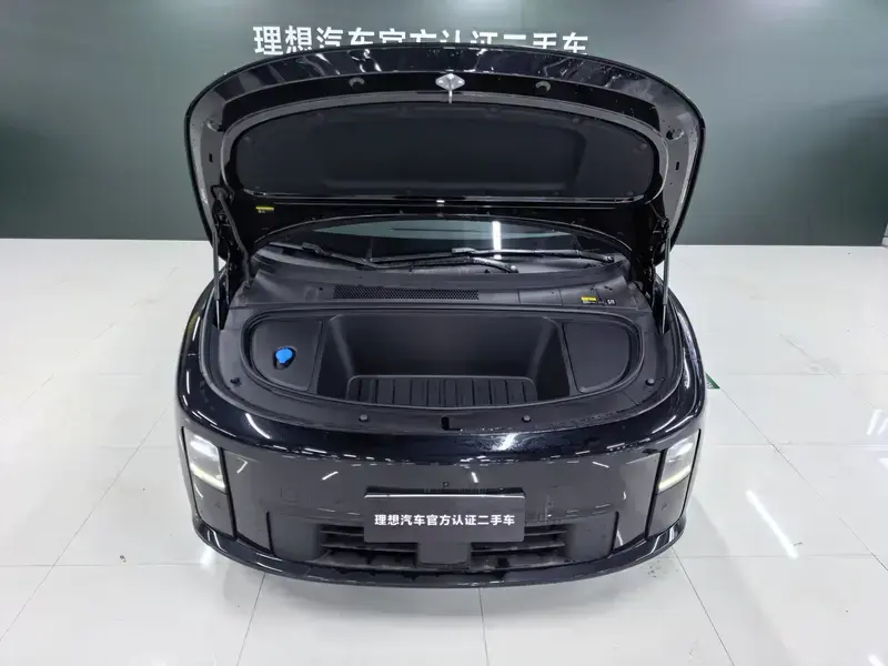 2025 Li Auto (Lixiang) i6 с пробегом 300 км
