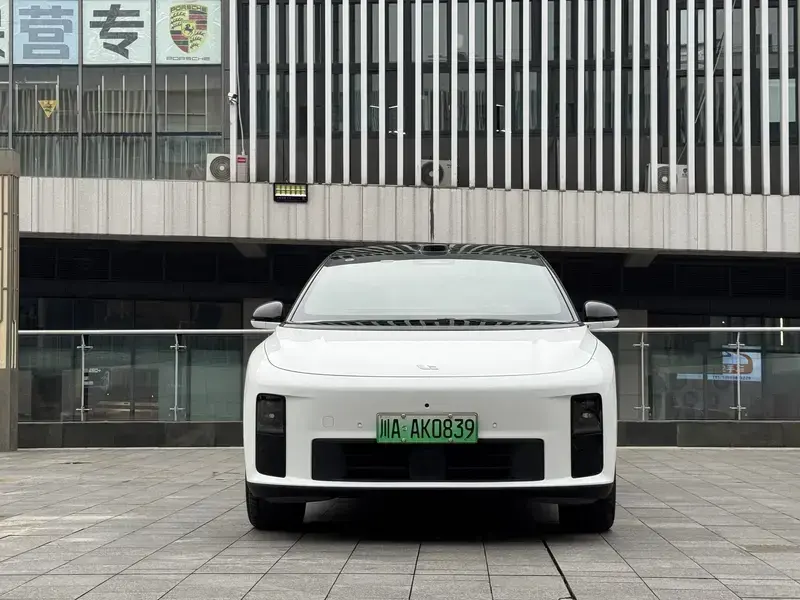 2025 Li Auto (Lixiang) i6 с пробегом 17 000 км