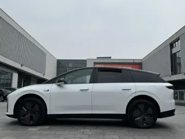 2025 Li Auto (Lixiang) i6 с пробегом 17 000 км