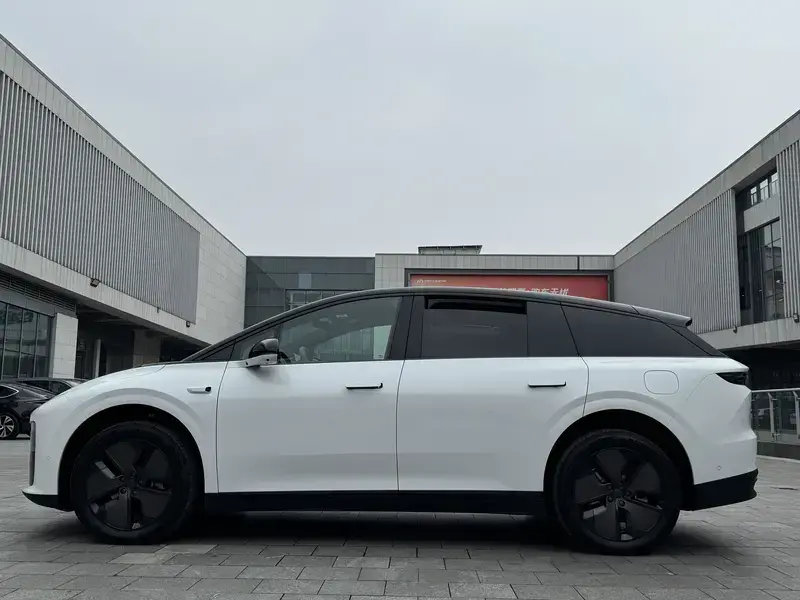 2025 Li Auto (Lixiang) i6 с пробегом 17 000 км