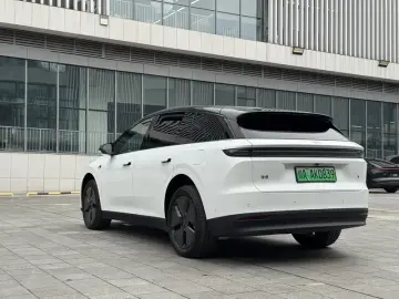 2025 Li Auto (Lixiang) i6 с пробегом 17 000 км
