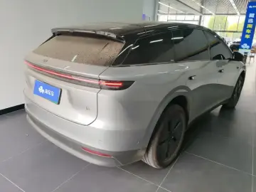 2025 Li Auto (Lixiang) i6 с пробегом 25 000 км