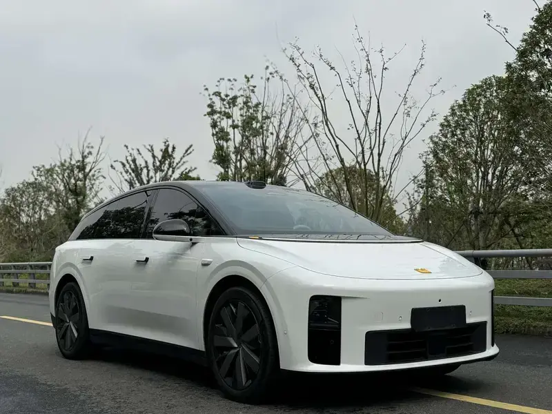 2025 Li Auto (Lixiang) i6 с пробегом 27 000 км