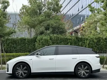 2025 Li Auto (Lixiang) i6 с пробегом 27 000 км