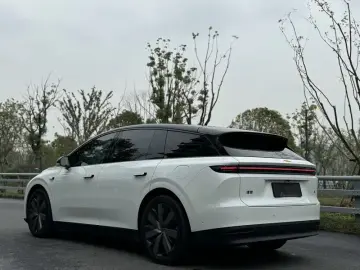 2025 Li Auto (Lixiang) i6 с пробегом 27 000 км