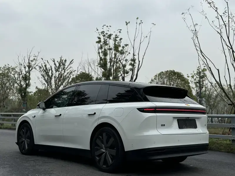 2025 Li Auto (Lixiang) i6 с пробегом 27 000 км