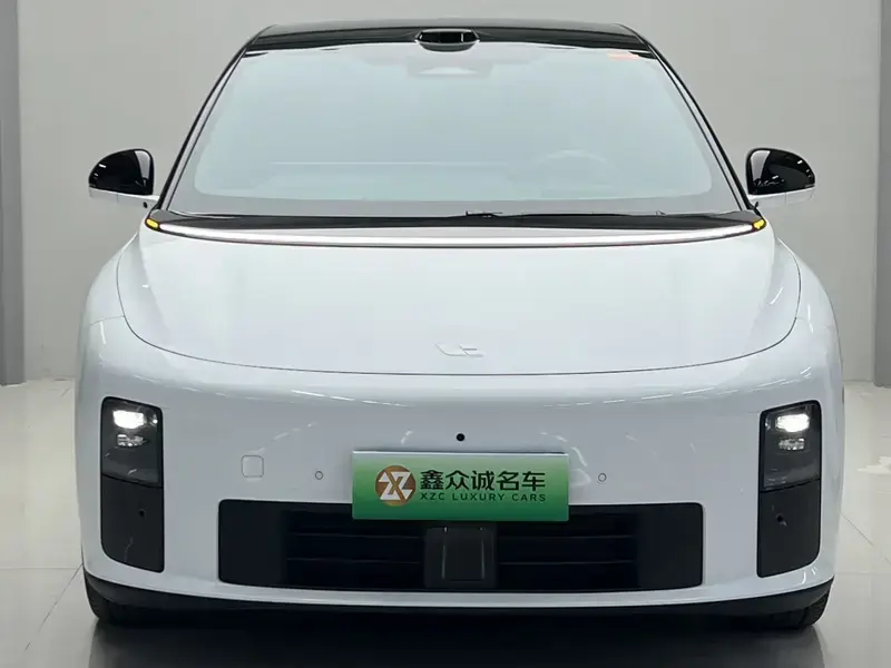 2025 Li Auto (Lixiang) i6 с пробегом 16 000 км