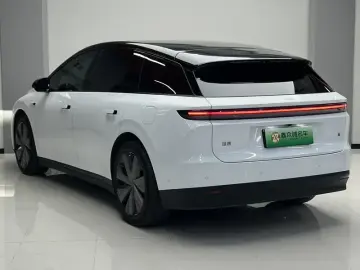 2025 Li Auto (Lixiang) i6 с пробегом 16 000 км