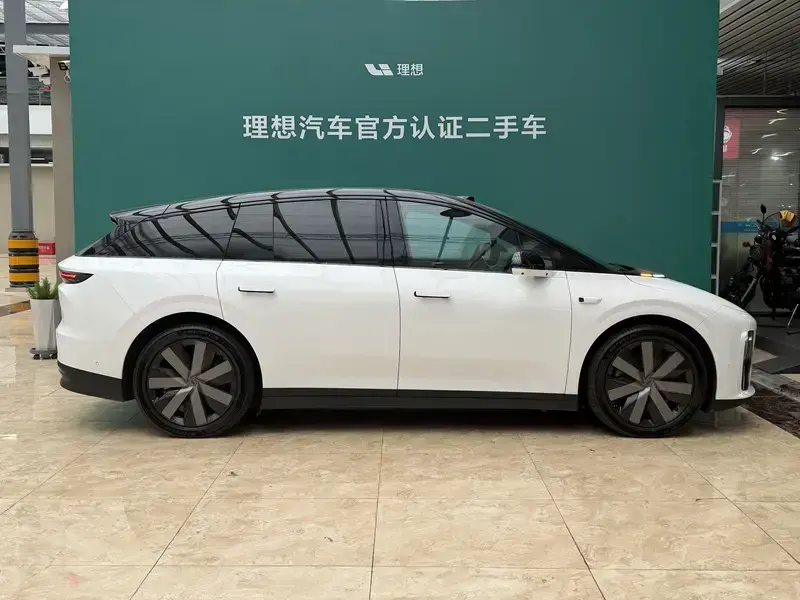 2025 Li Auto (Lixiang) i6 с пробегом 9 000 км