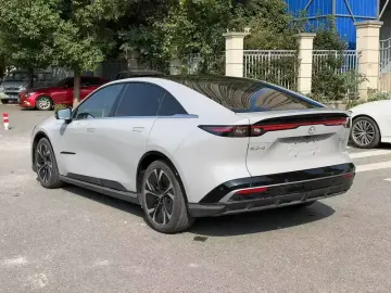 2025 Mazda EZ-6 с пробегом 10 000 км