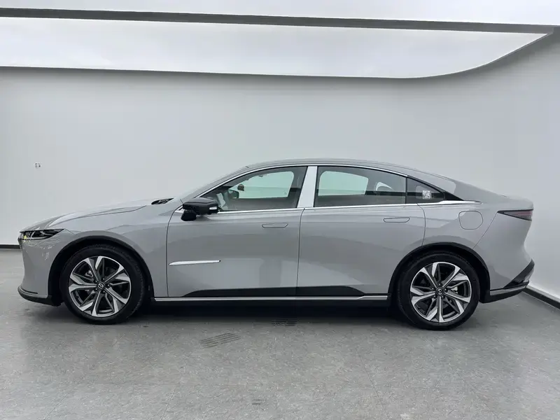 2025 Mazda EZ-6 с пробегом 100 км