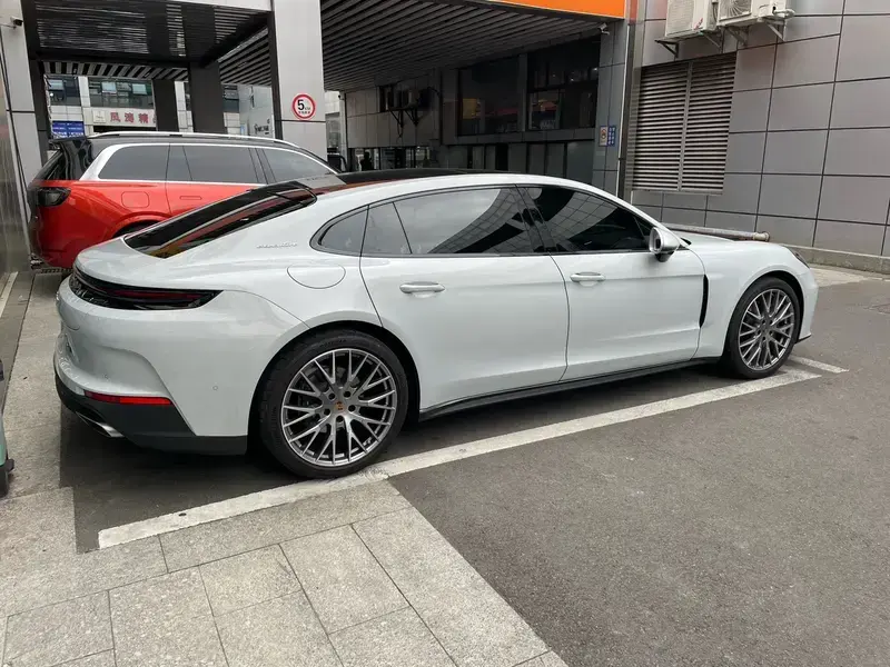 2024 Porsche Panamera с пробегом 21 000 км