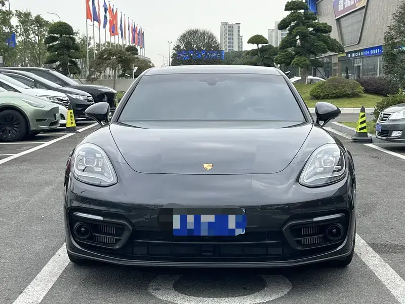 2023 Porsche Panamera с пробегом 31 000 км