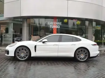 2023 Porsche Panamera с пробегом 19 000 км