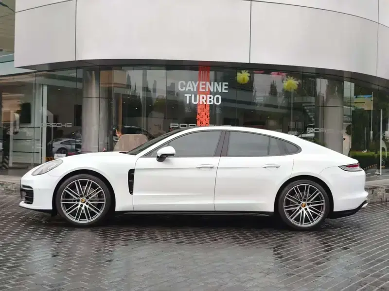 2023 Porsche Panamera с пробегом 19 000 км