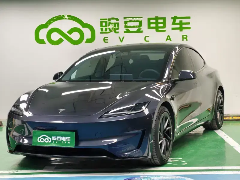 2025 Tesla Model 3 с пробегом 20 000 км