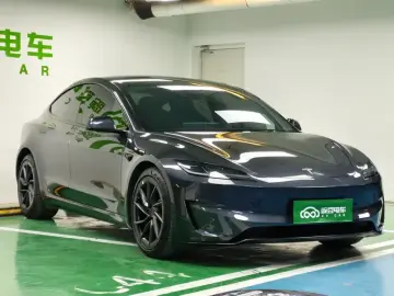 2025 Tesla Model 3 с пробегом 20 000 км