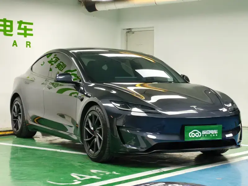 2025 Tesla Model 3 с пробегом 20 000 км