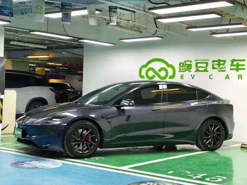 2025 Tesla Model 3 с пробегом 20 000 км