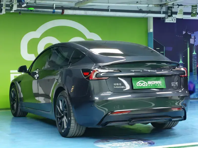2025 Tesla Model 3 с пробегом 20 000 км