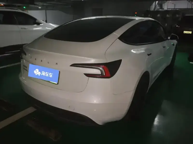 2025 Tesla Model 3 с пробегом 33 000 км