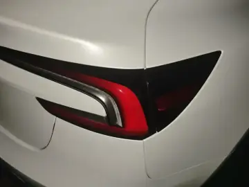 2025 Tesla Model 3 с пробегом 33 000 км