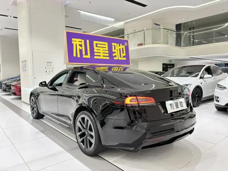 2023 Tesla Model S с пробегом 22 000 км