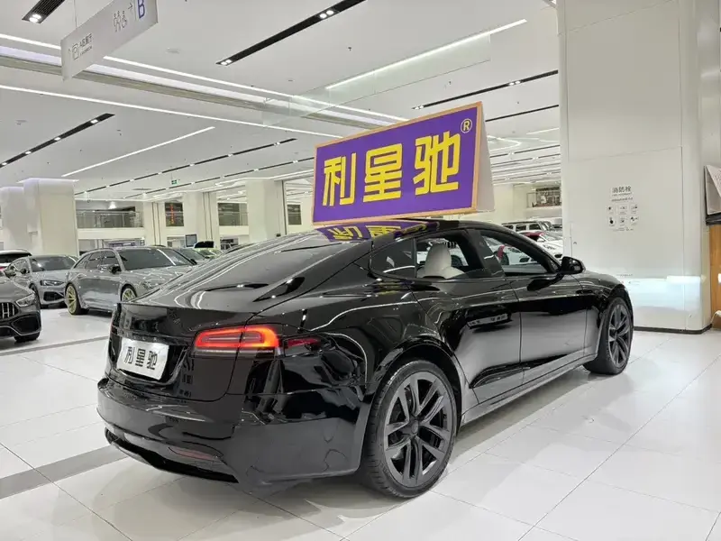 2023 Tesla Model S с пробегом 22 000 км
