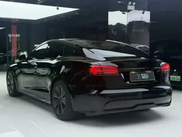 2023 Tesla Model S с пробегом 49 000 км