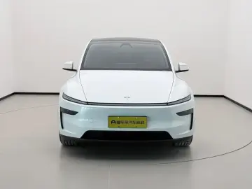 2025 Tesla Model Y с пробегом 13 800 км