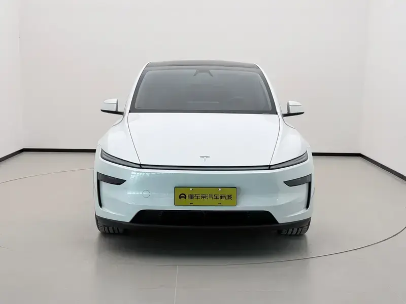 2025 Tesla Model Y с пробегом 13 800 км
