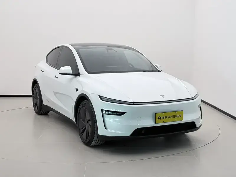 2025 Tesla Model Y с пробегом 13 800 км