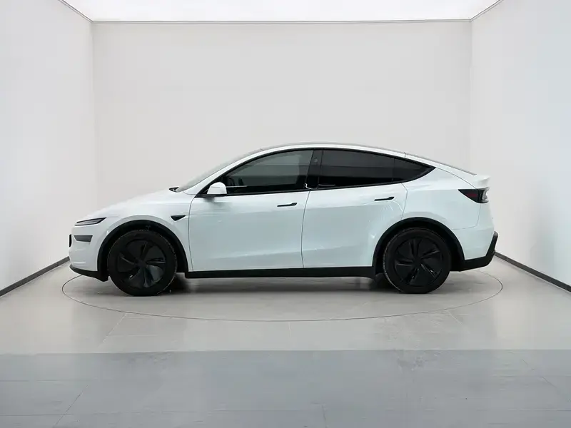 2025 Tesla Model Y с пробегом 13 800 км