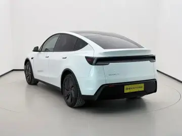 2025 Tesla Model Y с пробегом 13 800 км